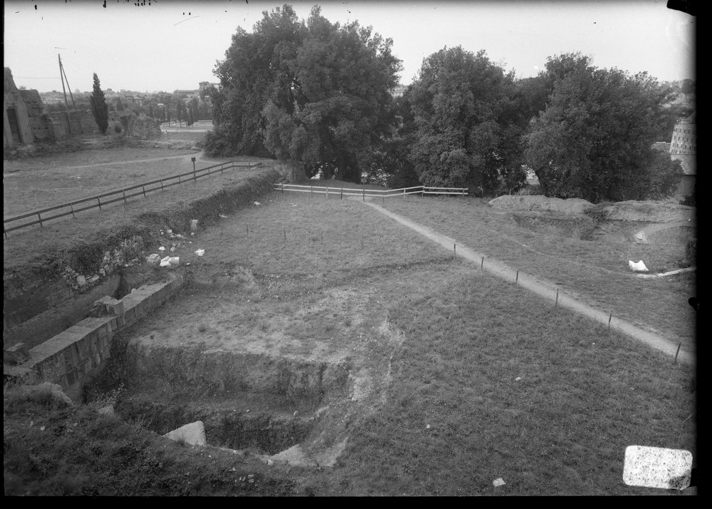 Lastra 2751 - Tempio di Apollo - zona a oriente del tempio prima dello scavo.tif