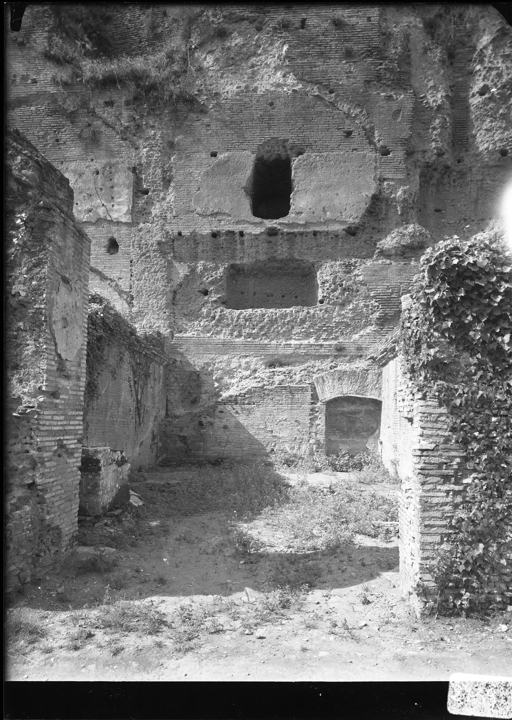 Lastra 2739, Palatino Vigna Barberini versante settentrionale, bagni di Nerone. Ruderi presso l'angolo dopo la ripulitura.tif
