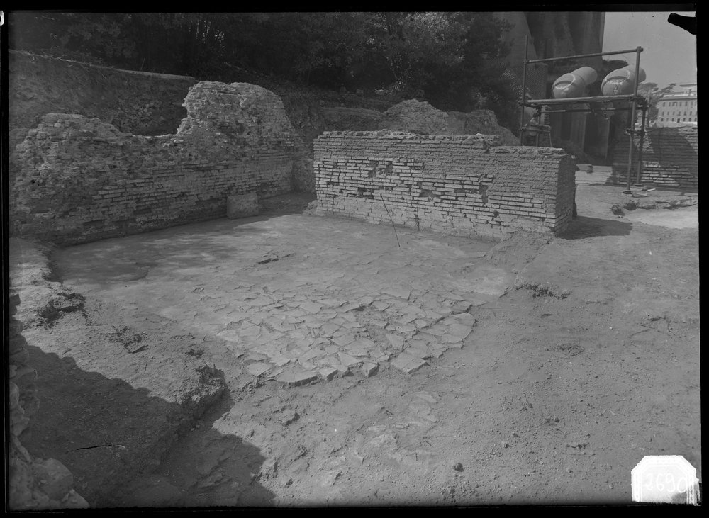Lastra 2690, Via Nova - costruzioni fra Via Nova e Clivus Victoriae (II piano) particolare di un ambiente prima del restauro.tif