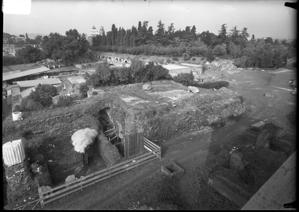 Lastra 2705, Basamento della cella Pronao sul Palatino.tif