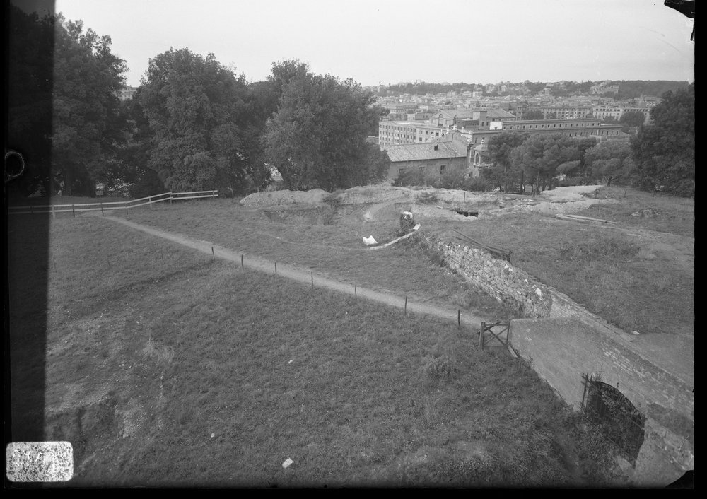 Lastra 2752 - Tempio di Apollo - zona a oriente del tempio prima dello scavo.tif