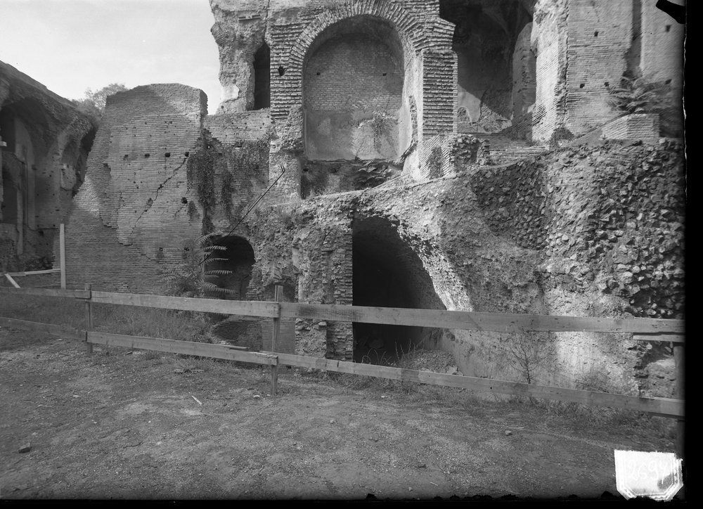 Lastra 2697, Scalone Severiano - particolare della parte inferiore dopo il restauro.tif