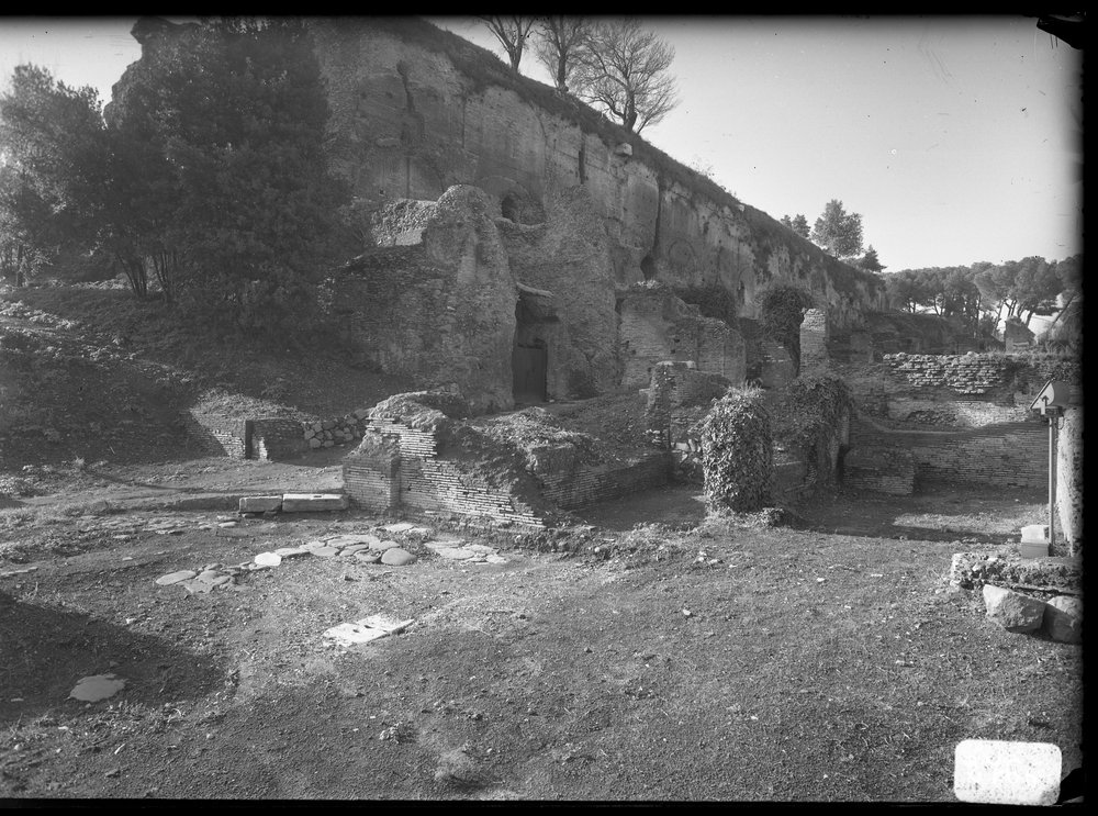 Lastra 2766 - Palatino - c.d. bagni di nerone, veduta da sud-est dopo il restauro (dicembre 1967).tif
