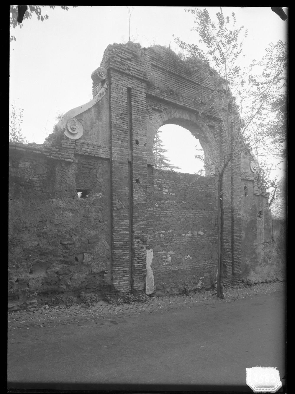 Lastra 2583, Via S.Bonaventura - portale francescano prima del restauro.tif