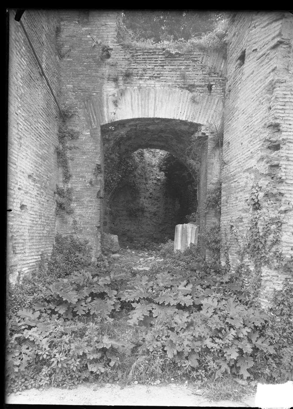 Lastra 2585, Via Nova, arcata sul lato sudprima del restauro.tif