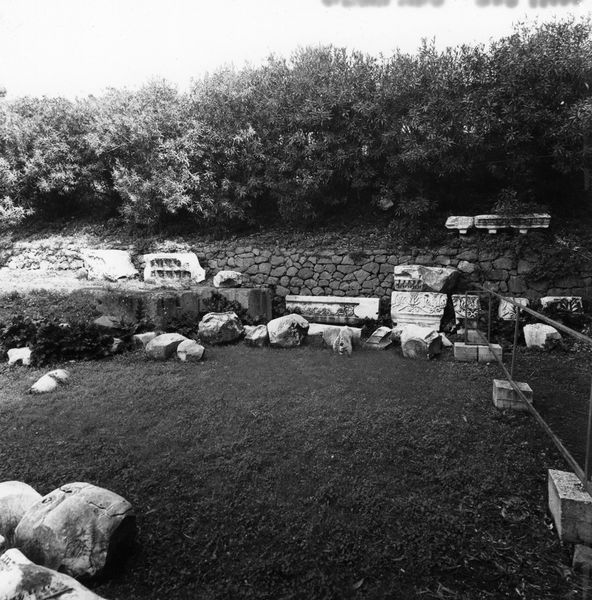 011322 - reperto - Basilica Emilia, frammenti architettonici non identificabili, durante la ricognizione fotografica prima della schedatura. (06-10-1993). Neg. srie 6x6 nÂ° 19999
