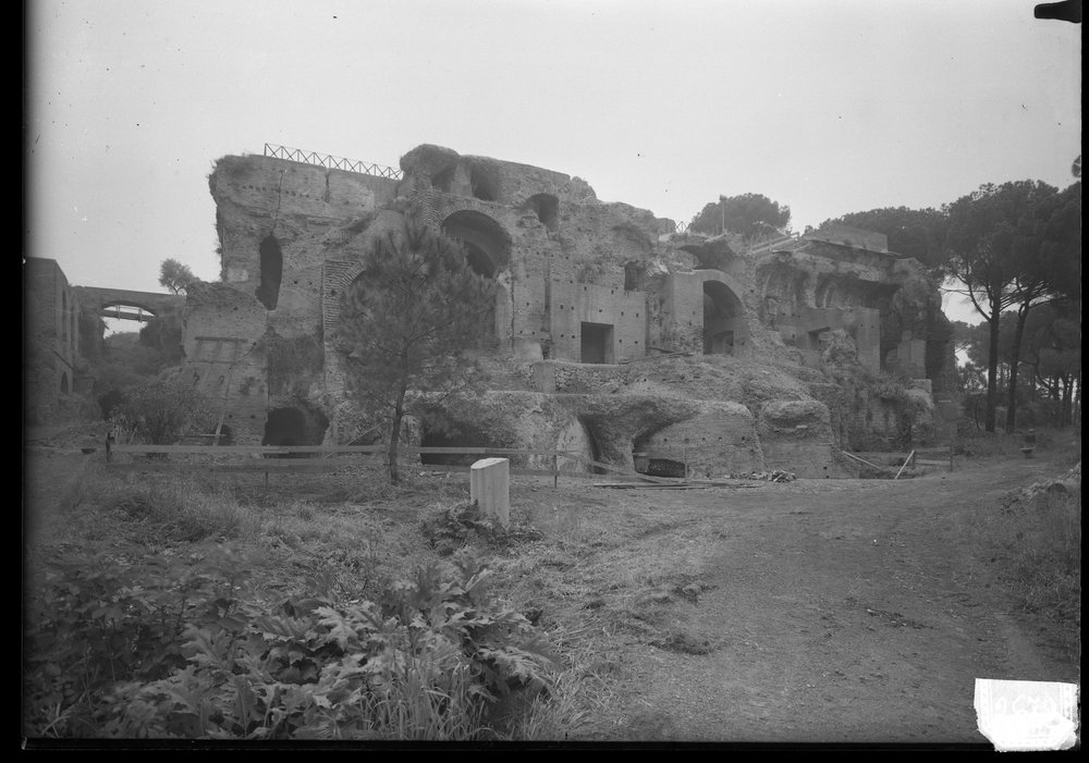 Lastra 2679, Terme Severiane - zona Scalone - veduta complessiva prima del restauro del piano inferiore.tif