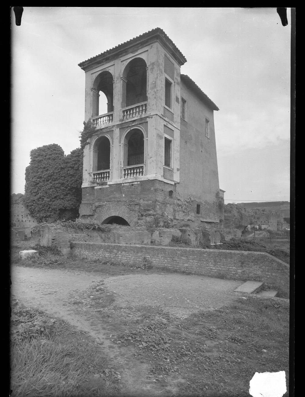 Lastra 2584, Casina Farnese - veduta da sud-ovest prima del restauro.tif