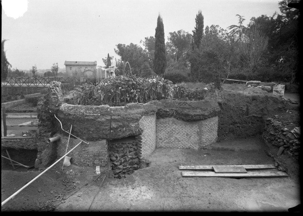 Lastra 2652, Criptoportico, fontana giardini farnesiani Marzo 1966.tif