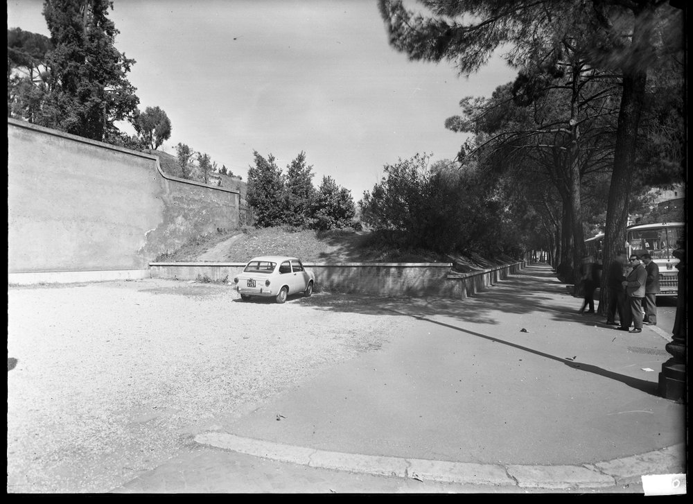 Lastra 2550, Palatino. I tratto lungo Via S. Gregorio prima della nuova recinzione (Aprile 1965).tif