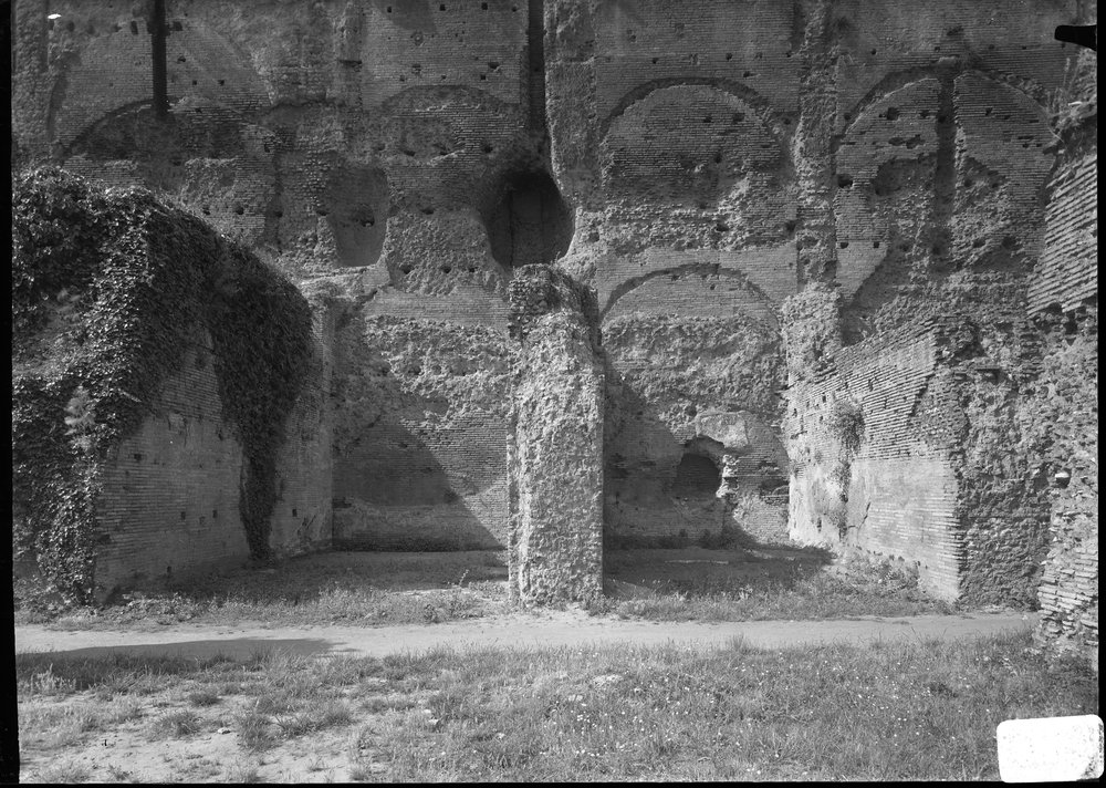 Lastra 2740, Palatino Vigna Barberini versante settentrionale, bagni di Nerone. Ruderi presso l'angolo dopo la ripulitura.tif