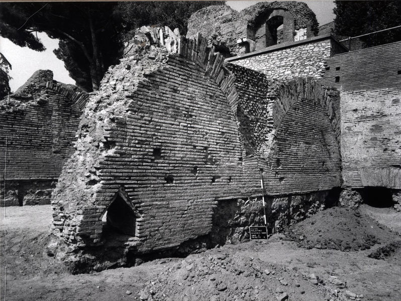 005573 - restauro - Palatino, Clivo Palatino, un muro dell'Ambiente E ripreso durante i lavori del 1985 (giugno); neg. serie FILM n. 1500