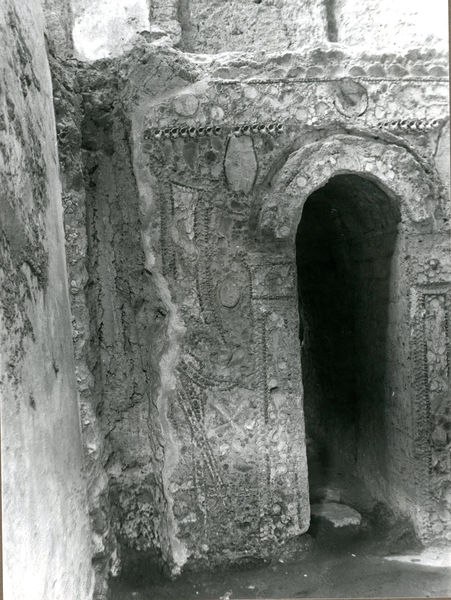 001968 - monumento - Casa di Augusto, piccolo ninfeo: misura m 2,20 di lunghezza, tagliato ai lati da muri augustei. E' decorato con paste vitree e conchiglie le quali incorniciano la fronte, dove sono rappresentati due timoni e due ancore (?).  Nella parete sono stati ricavati un cunicolo e una nicchia. Probabilmente risalente all'epoca repubblicana. Bibliografia: "Augusto sul Palatino. Gli scavi Carettoni (1955-1984). Appunti inediti"
Neg. serie Film nÂ° 1001