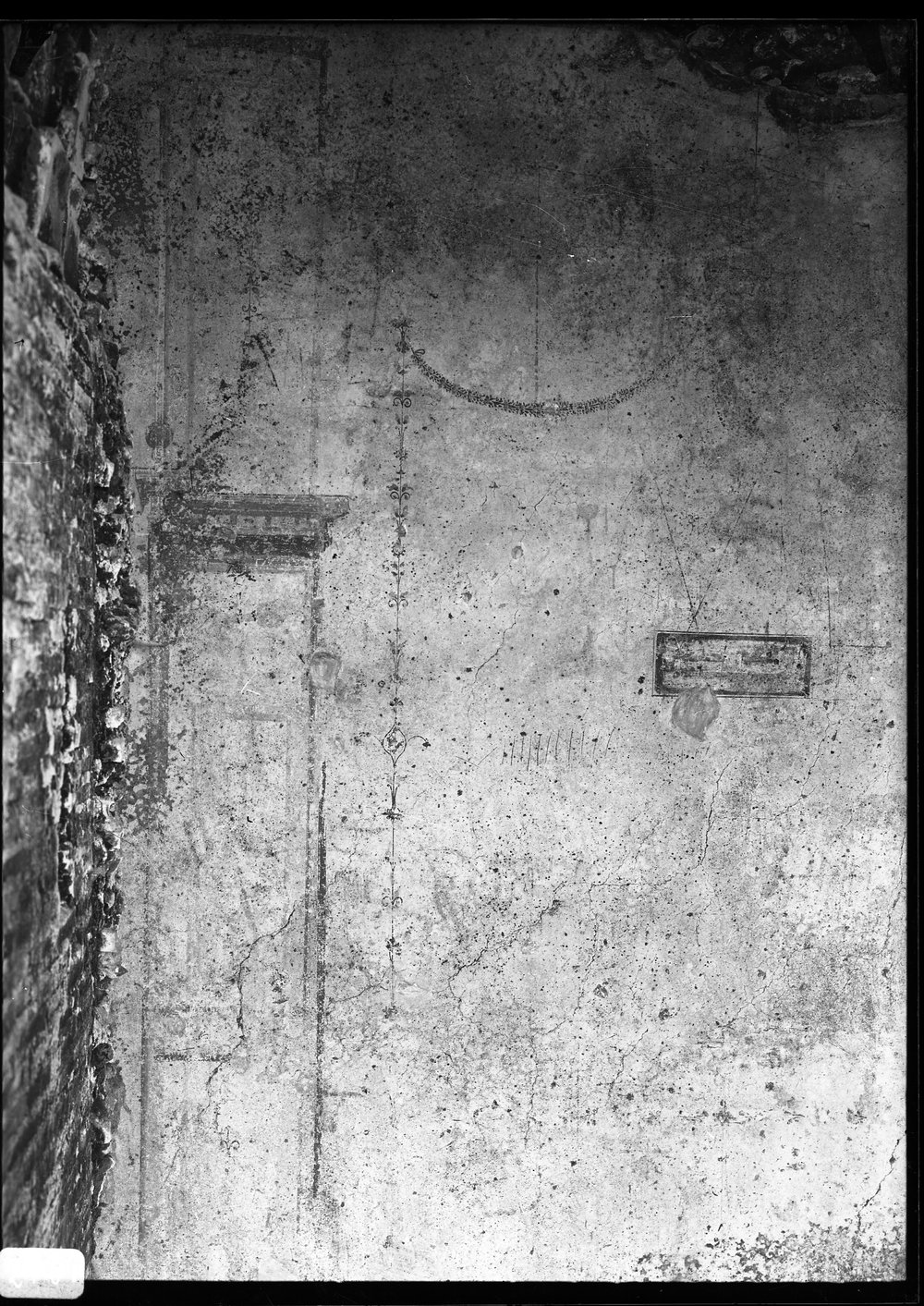 Lastra 2781 - Via Nova - costruzioni fra via Nova e Cl. Vitoriae - I piano - parete di fondo della III stanza particolare dopo la pulitura del 1967.tif