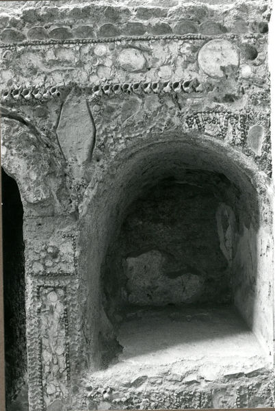 001969 - monumento - Casa di Augusto, piccolo ninfeo: misura m 2,20 di lunghezza, tagliato ai lati da muri augustei. E' decorato con paste vitree e conchiglie le quali incorniciano la fronte, dove sono rappresentati due timoni e due ancore (?).  Nella parete sono stati ricavati un cunicolo e una nicchia. Probabilmente risalente all'epoca repubblicana. Bibliografia: "Augusto sul Palatino. Gli scavi Carettoni (1955-1984). Appunti inediti"
Neg. serie Film nÂ° 1001