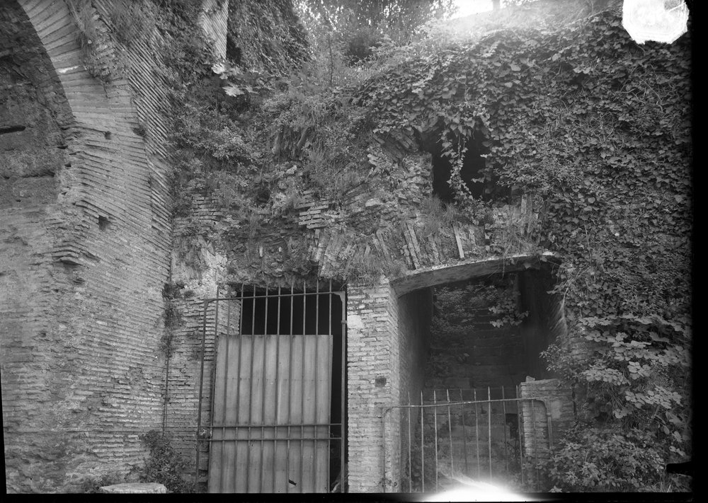 Lastra 2586, Via Nova, particolare costruzione sul lato sud, all'altezza casa vestali, prima del restauro.tif