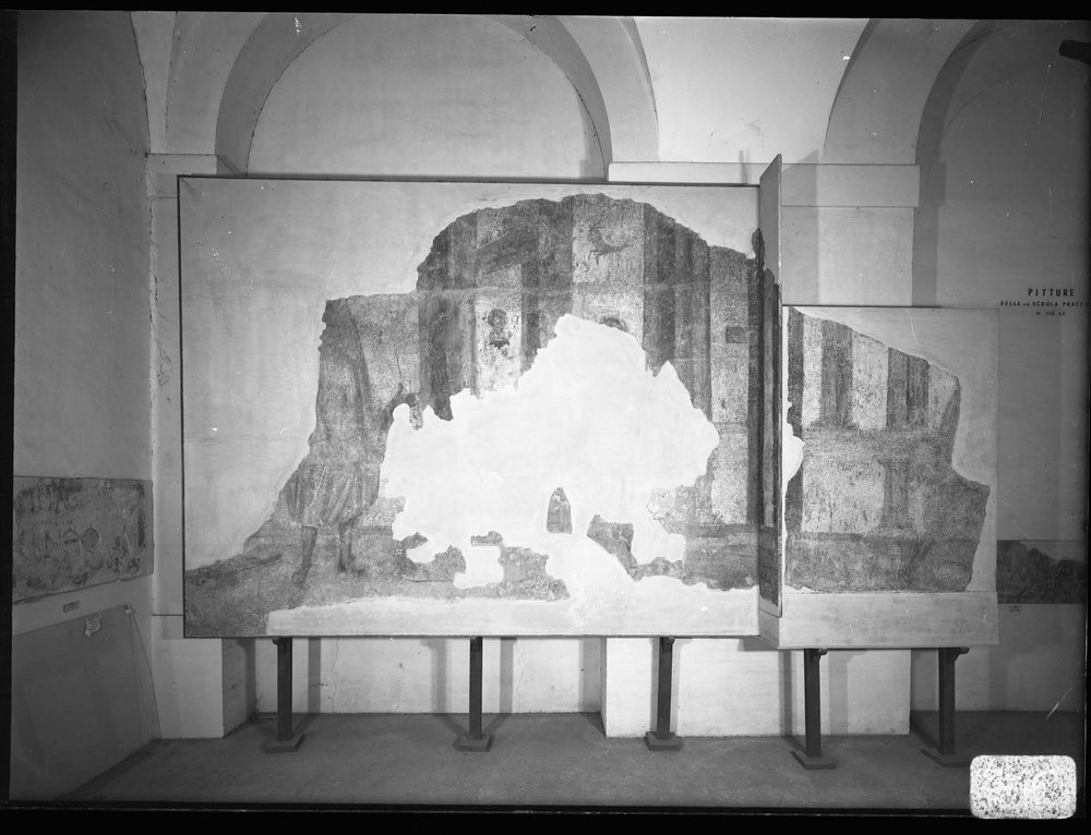 Lastra 2746 - Antiquario Palatino - affresco della schole praeconum.jpg