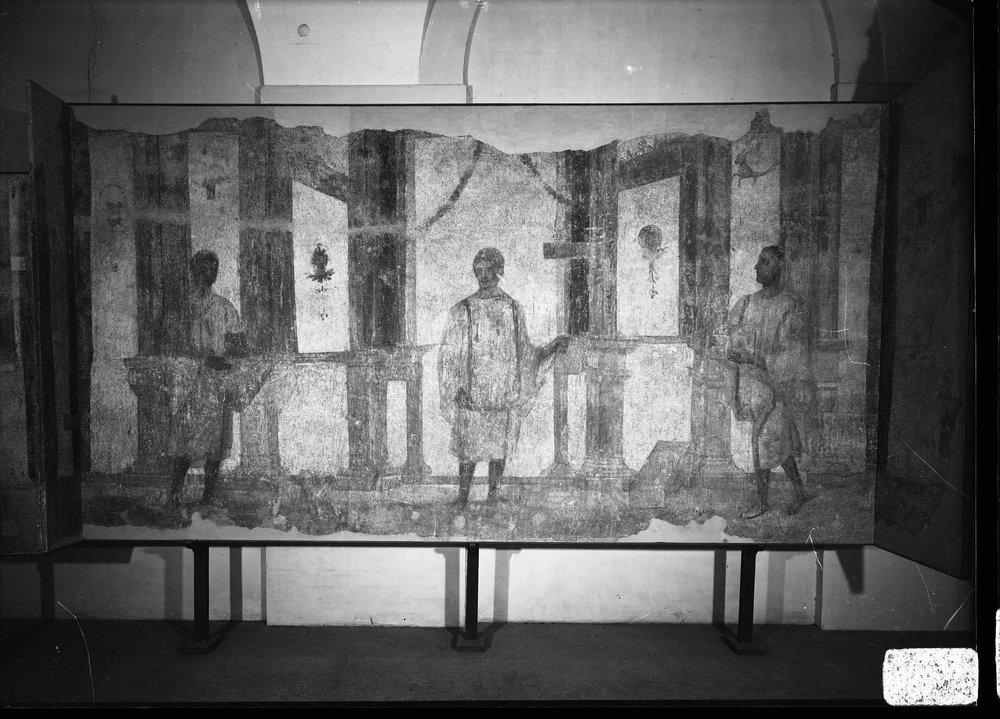 Lastra 2747 - Antiquario Palatino - affresco della schole praeconum.jpg