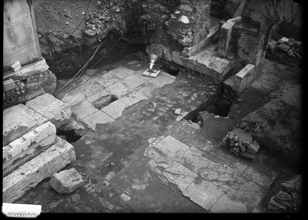 Lastra 2133, Rostri, lastricato, parte settentrionale, fra i Rostri e l'arco di Settimio Severo.tif