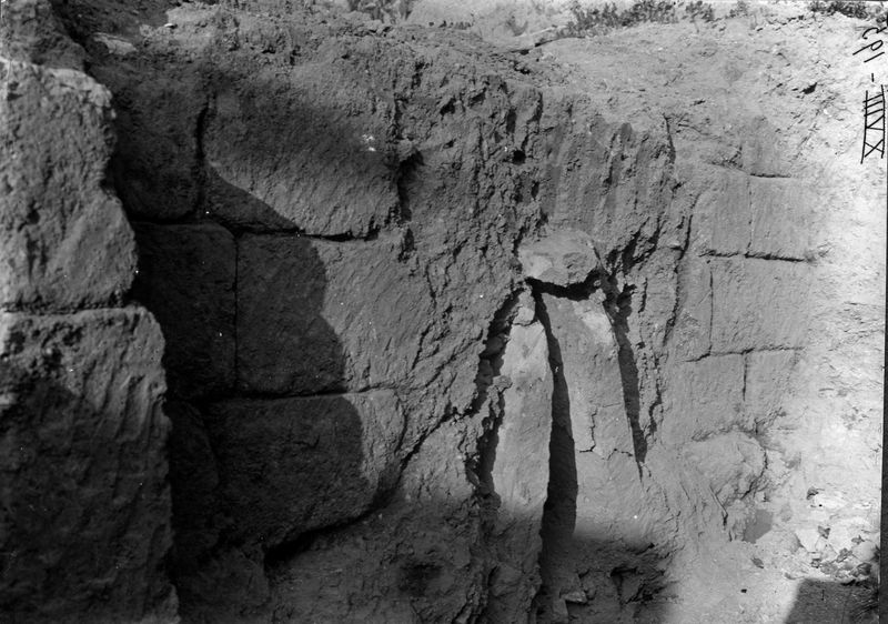 000009 - scavo archeologico - Palatino, Roma quadrata, zona a est delle Scalae Caci, particolare di un muro (N.S. 1907, p. 268, fig. 6); Museo Nazionale Romano, n. 941