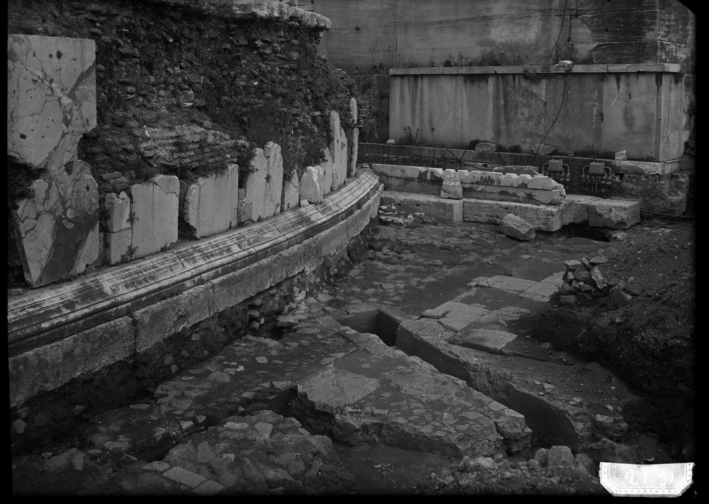 Lastra 2131, Rostri, emiciclo, fronte verso il Foro.tif
