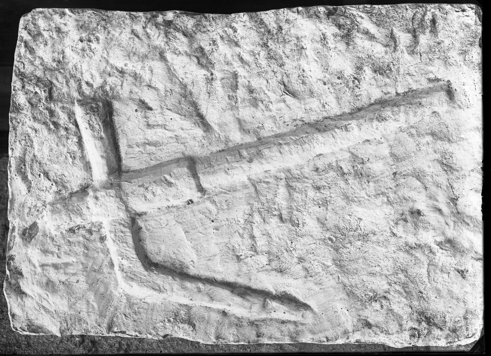 Lastra 413, Ascia scolpita (senza positiva).tif