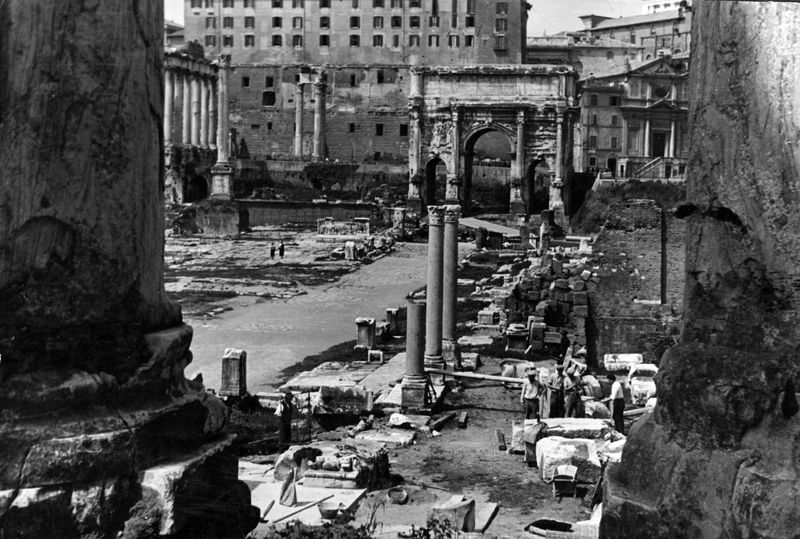 011424 - monumento - Basilica Emilia, cosiddetto "colonnato tardo": consiste in tre colonne in granito che sono state risistemate in situ nel V secolo d.C. su basamenti in marmo bianco. Visione da sud-est, dal Tempio di Antonino e Faustina, adiacente alla basilica Emilia. Senza negativo