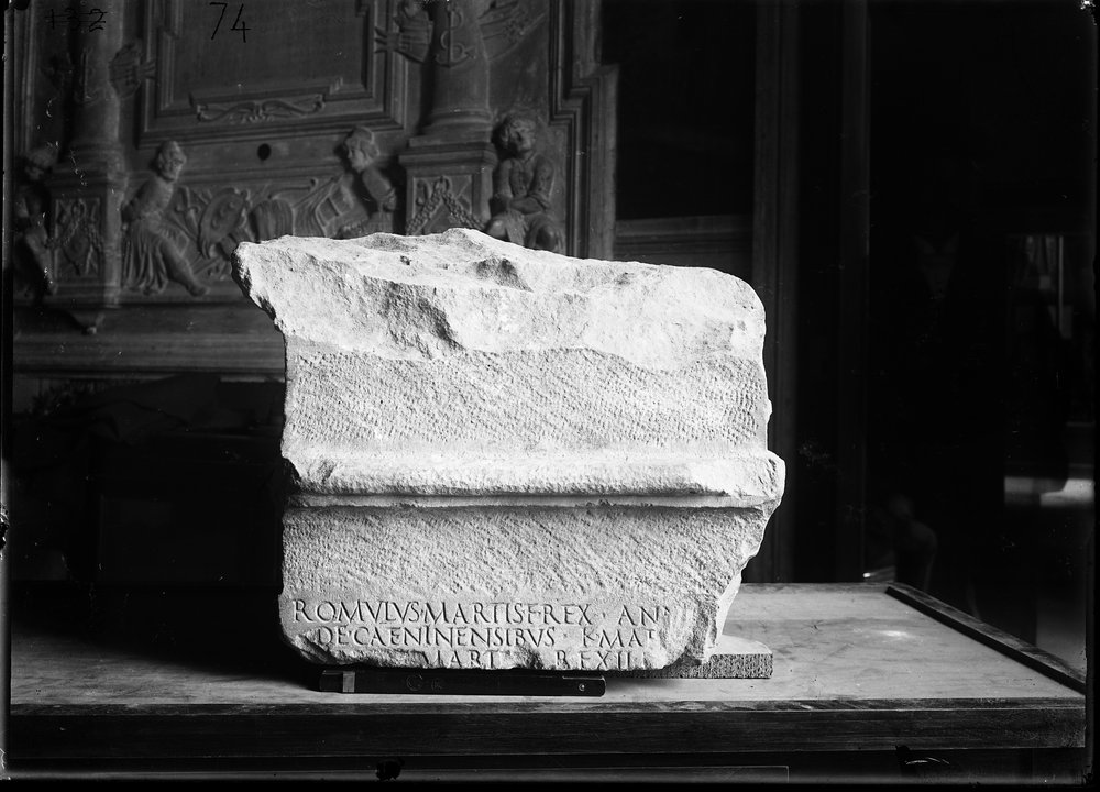 Lastra 74, Cippo Frammento di Iscrizione.tif