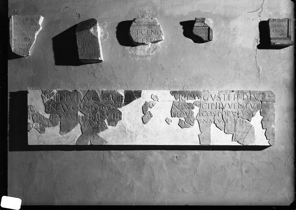 Lastra 2818, Chiostro frammenti di iscrizione ricomposti.tif