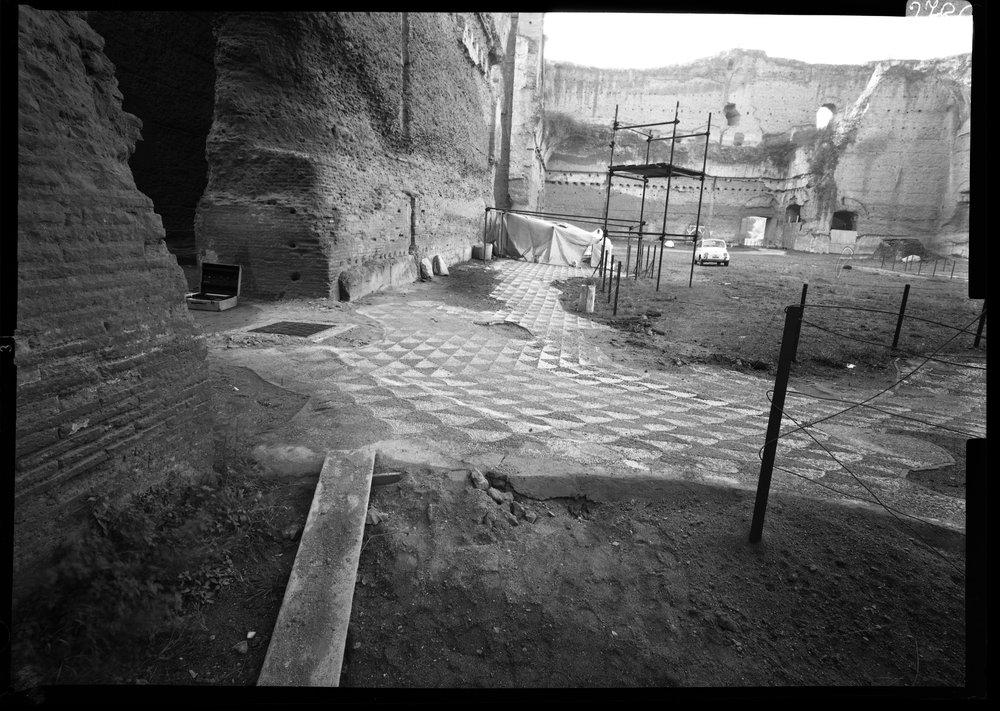 Pellicola 2786 - Terme di Caracalla - palestra occidentale - mosaico prima del restauro (1968).tif