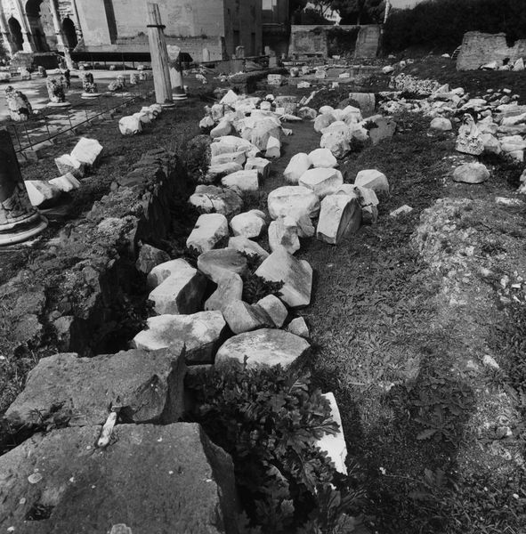 011321 - reperto - Basilica Emilia, frammenti architettonici non identificabili, durante la ricognizione fotografica prima della schedatura. (06-10-1993). Neg. srie 6x6 nÂ° 20003