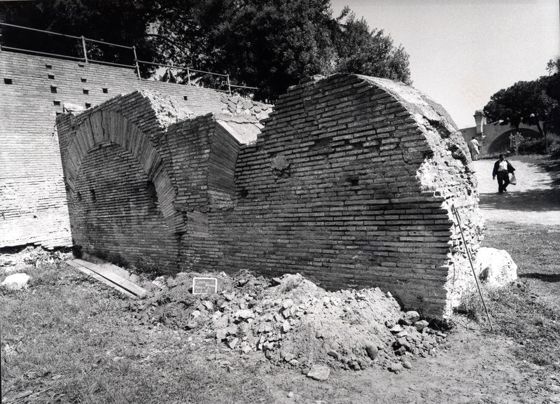 005574 - restauro - Palatino, Clivo Palatino, un muro dell'Ambiente E ripreso durante i lavori del 1985 (maggio); neg. serie FILM n. 1507