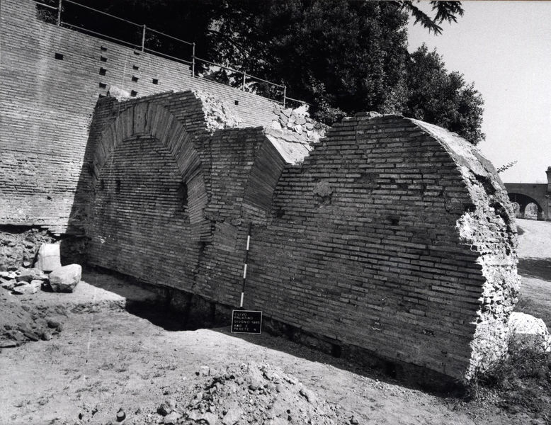 005575 - restauro - Palatino, Clivo Palatino, un muro dell'Ambiente E ripreso durante i lavori del 1985 (giugno); neg. serie FILM n. 1500