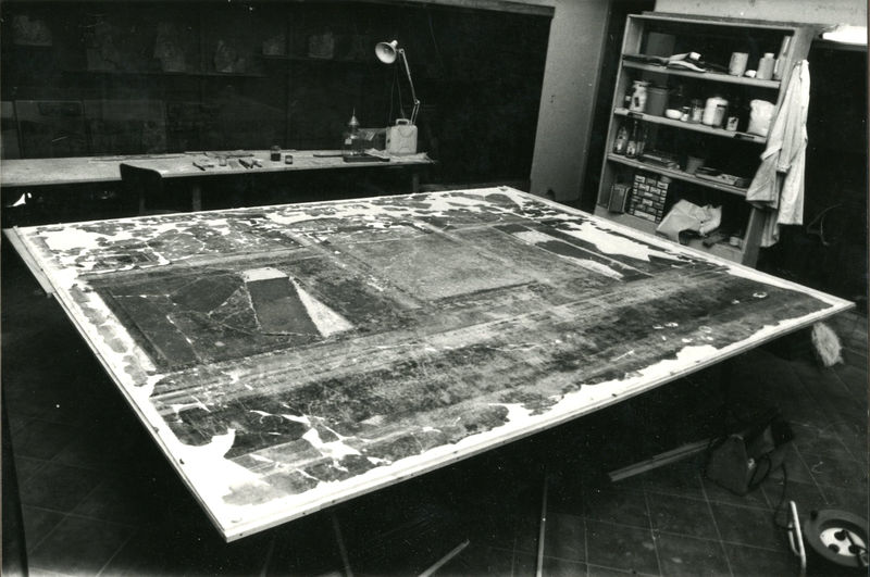 002141 - restauro - Casa di Augusto, "Studiolo di Augusto" c.d., cubicolo superiore, parete di fondo: pittura parietale in secondo stile pompeiano, durante la fase di restauro. Anno dell'intervento: 1987 circa.
Bibliografia: Musatti, G. "Casa di Augusto sul Palatino. L'intervento di restauro e considerazioni sulla decorazione pittorica" in Bollettino d'Arte 2, aprile-giugno 2009 (serie VII) pp. 21 e ss. 

Neg. serie Film nÂ° 1191