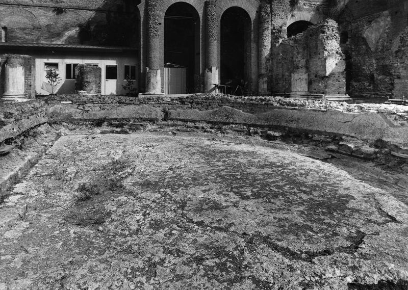 006301 - monumento - Stadio di Domiziano, fontana: fontana a forma semicircolare, lato  nord, in laterizio con particolare dell'intonaco del rivestimento interno. Sullo sfondo, parte del portico. Neg. serie Film nÂ° 1474