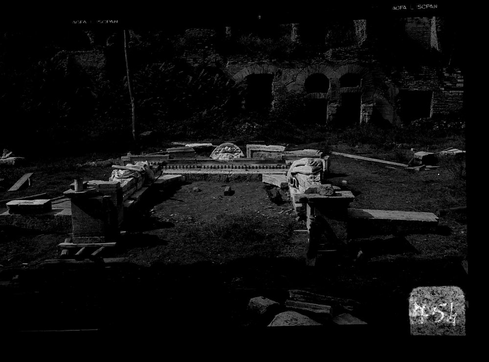 A 754 ( 6 x 9 ) Frammenti architettonici decorativi del portale del Vignola.tif