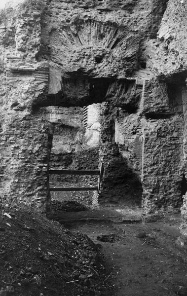 001396 - monumento - Palatino, Arcate Severiane, estremitÃ  meridionale, lato interno destro, porta dell'angolo orientale (novembre 1964); neg. serie film 35, n. 6  