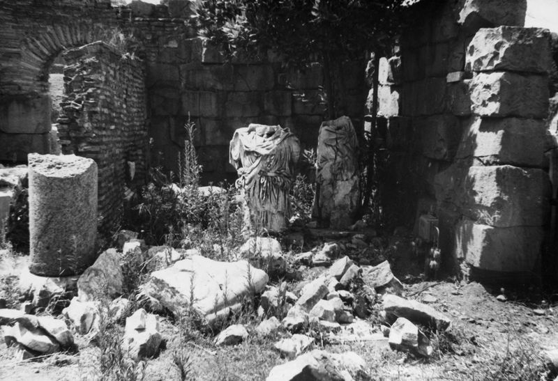 011343 - reperto - Basilica Emilia, Frammenti marmorei dei prigionieri Daci; Neg. Serie Film Nr. 24 [Reg. giugno 1960]