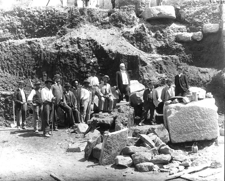 011463 - monumento - Basilica Emilia, visita ufficiale del Ministro Guido Baccelli nel 1899 durante gli scavi presso il Foro, condotti dall'archeologo Giacomo Boni (in foto). Neg. serie C nÂ°84