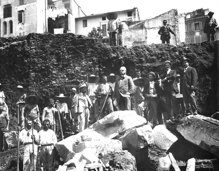 011464 - monumento - Basilica Emilia, visita ufficiale del Ministro Guido Baccelli nel 1899 durante gli scavi presso il Foro, condotti dall'archeologo Giacomo Boni (in foto). Neg. serie C nÂ°86