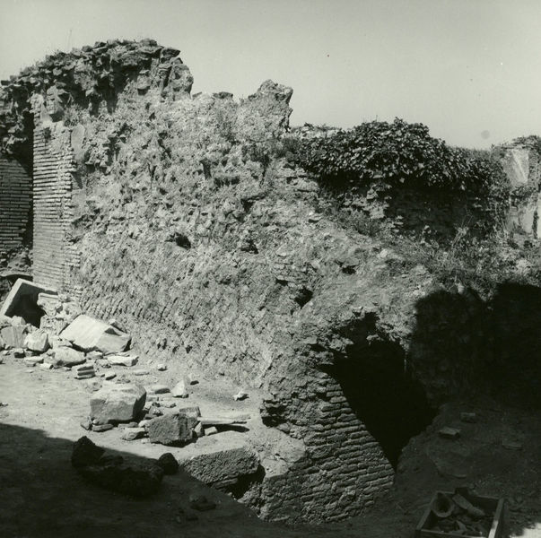 002903 - scavo archeologico - Scale Caci (cd.), edificio termale:  bagno imperiale particolare del secondo ambiente orientale, luglio 1966