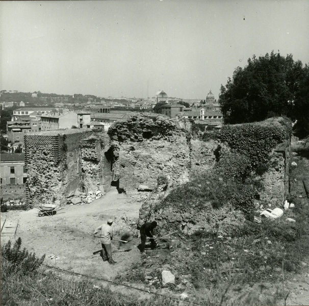 002904 - scavo archeologico - Scale Caci (cd.), edificio termale:  secondo ambiente orientale, veduta da Est del bagno imperiale luglio 1966