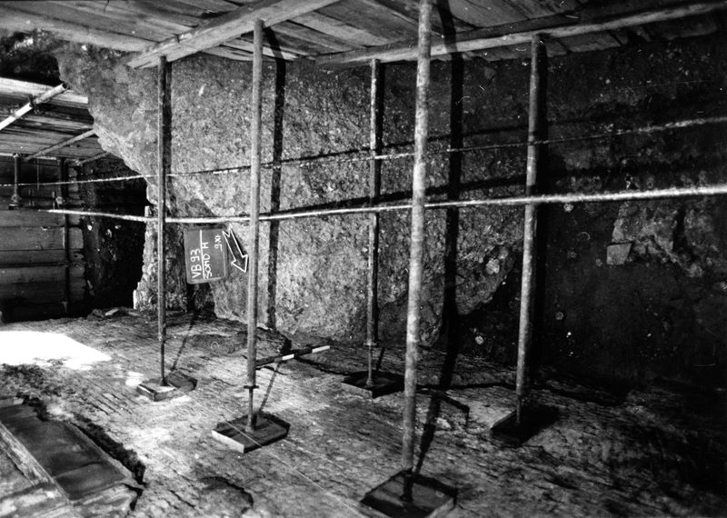 003053 - scavo archeologico - Via di S. Bonaventura, saggio lungo il muro N della strada (lato con le edicole): scavi Pergola novembre 1993