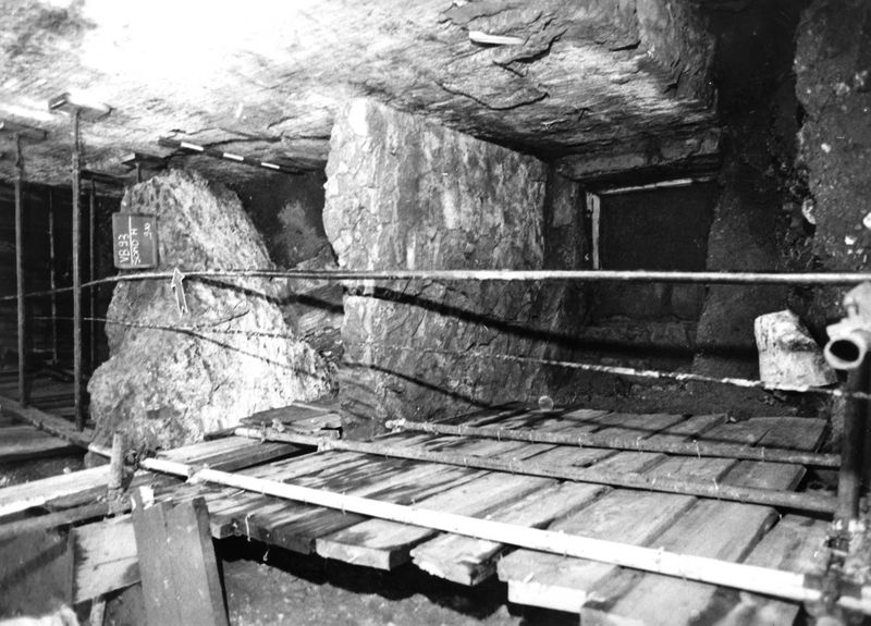 003054 - scavo archeologico - Via di S. Bonaventura, saggio lungo il muro N della strada (lato con le edicole): scavi Pergola novembre 1993