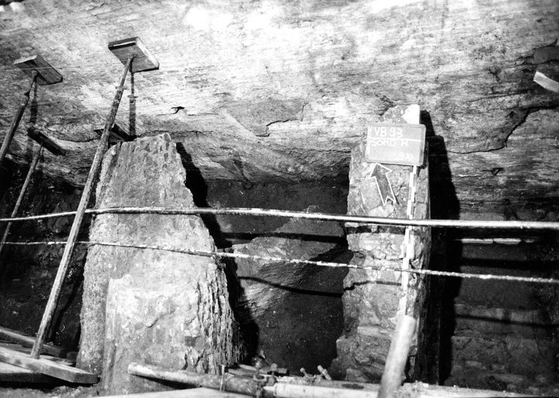 003055 - scavo archeologico - Via di S. Bonaventura, saggio lungo il muro N della strada (lato con le edicole): scavi Pergola novembre 1993