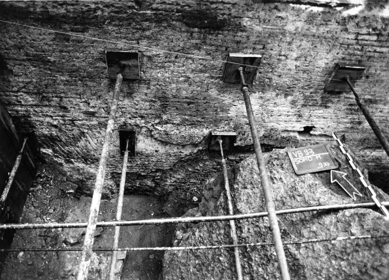 003056 - scavo archeologico - Via di S. Bonaventura, saggio lungo il muro N della strada (lato con le edicole): scavi Pergola novembre 1993