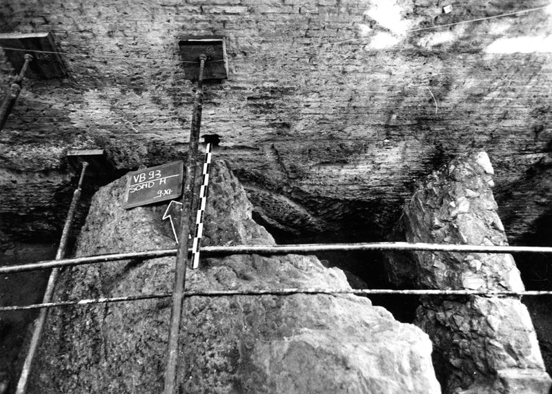 003057 - scavo archeologico - Via di S. Bonaventura, saggio lungo il muro N della strada (lato con le edicole): scavi Pergola novembre 1993