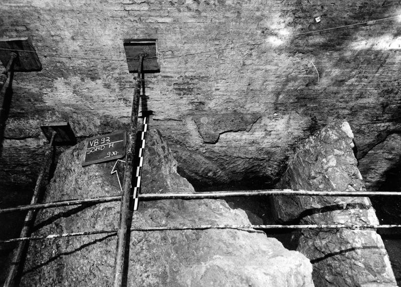 003058 - scavo archeologico - Via di S. Bonaventura, saggio lungo il muro N della strada (lato con le edicole): scavi Pergola novembre 1993