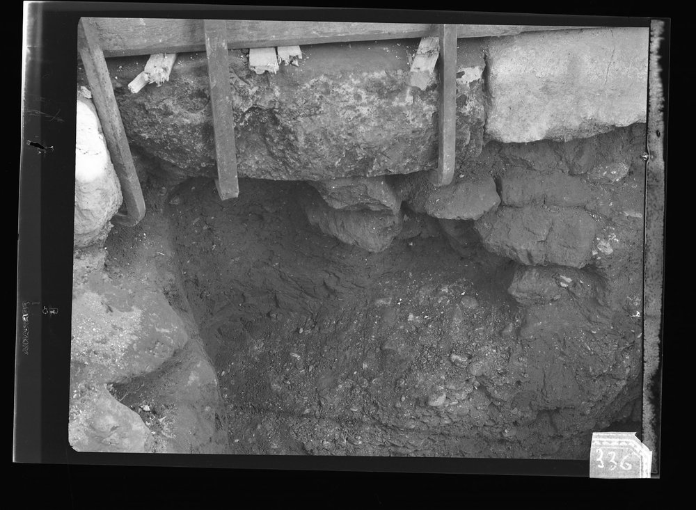 Lastra fotografica A 337 - 9 X 12 Lapis Niger - scavi sotto il lapis scaglie di tufo sotto il muro curvilineo.jpg