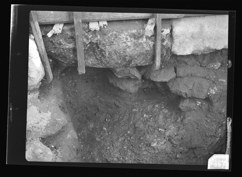 Lastra fotografica A 336 - 9 X 12 Lapis Niger - scavi sotto il lapis scaglie di tufo sotto il muro curvilineo.jpg